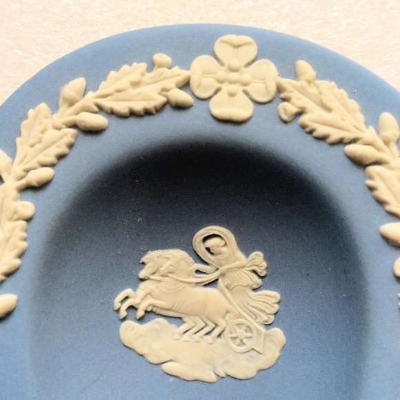 Vintage Wedgwood Blue Jasperware Neoclassical Clover Shaped Trinket Tray - Picture 3 of 7